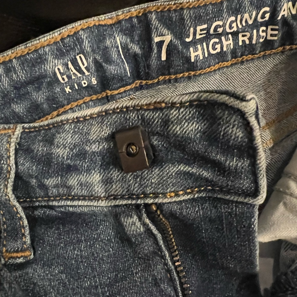 High-Rise Skinny Ankle Jeggings and blue cotton T with embroidered stars. - Picture 3 of 13